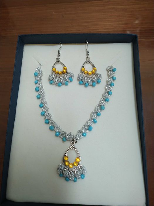 Lindos colares e brincos