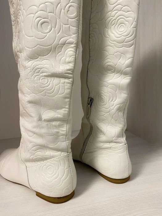 Білі шкіряні чоботи з квітковим принтом, розмір 38