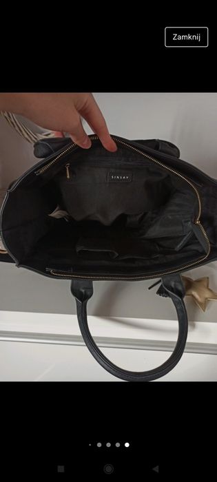 Czarna sztywna torba mieszcząca A4