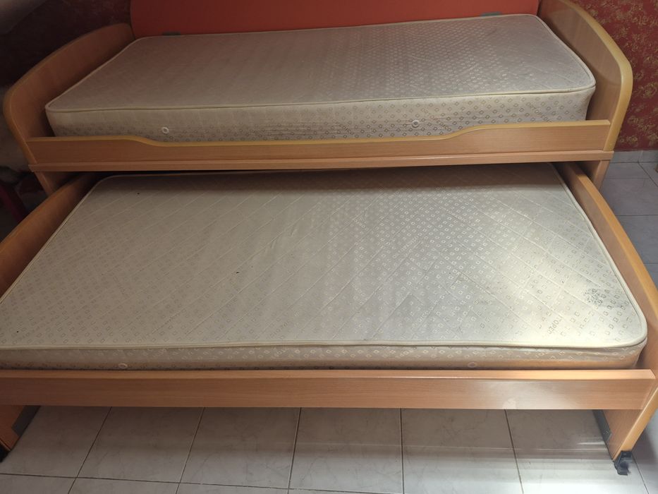 Cama solteiro ideal p crianças  com 2 colchões seminova