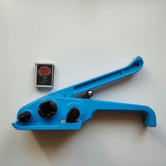 Пристрій для затягування і фіксації вантажу. Натягувач стрічки