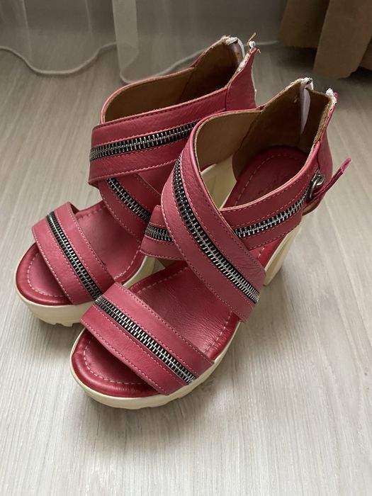 Туфлі босоніжки рожеві на каблуку легкі з ремінцями замками