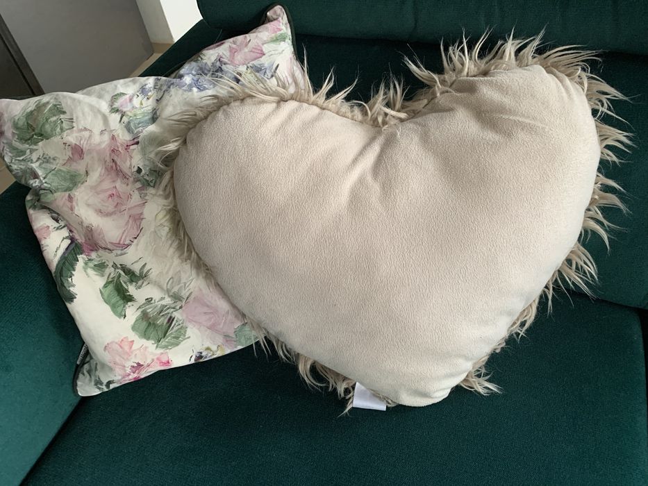 Włochata poduszka dekoracyjna w kształcie serca