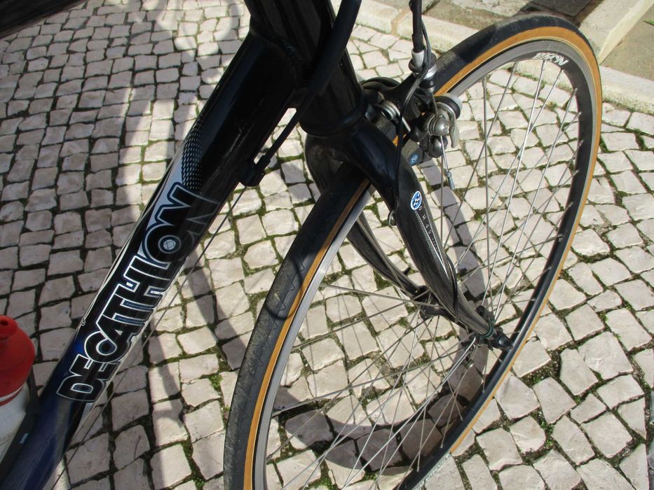 Bicicleta de estrada marca DECATHLON, roda 28, 16 speeds