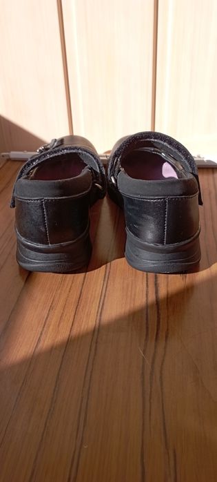 Продам туфли Clark на девочку в отличном состоянии.