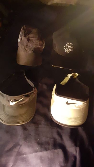 Palas da Nike e bonés