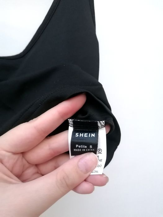 Top Preto Curto de Cavas