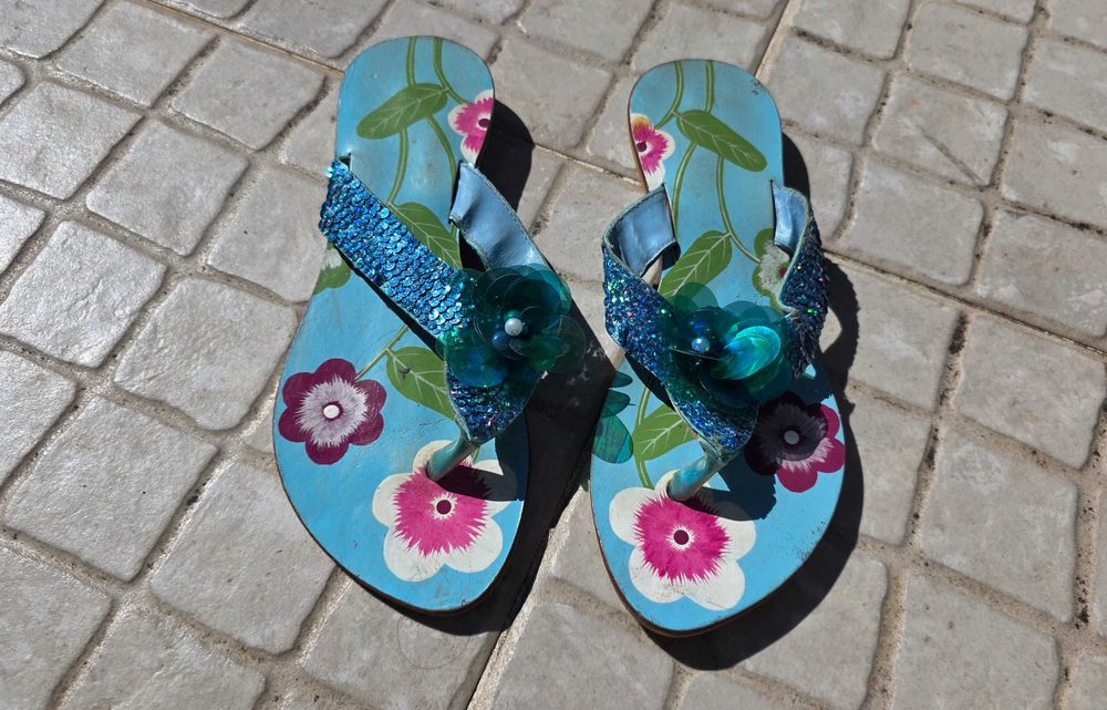 chinelas com flor