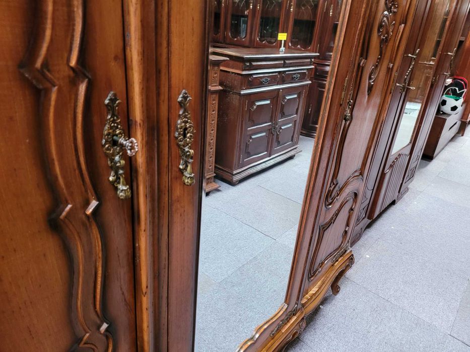 Roupeiro antigo de três portas em muito bom estado geral