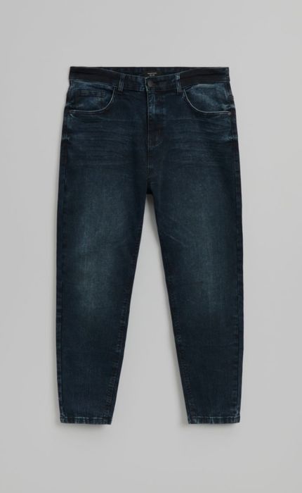 Ciemne jeansy z mocnym efektem sprania. Wykonane z tkaniny z dodatkiem