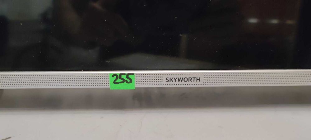 Смарт Телевізор Skyworth 32E6 - матриця пошкоджена