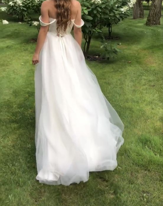 Дуже гарна весільна сукня