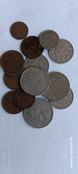 28 moedas diversas
