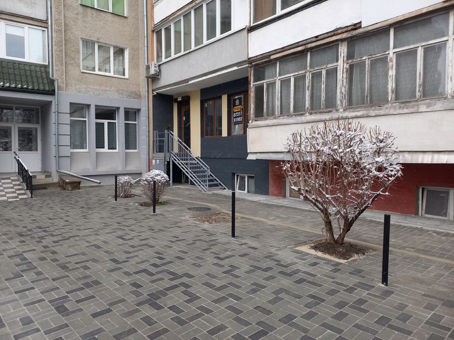 Комерційне приміщення з фасадним входом біля стометрівки