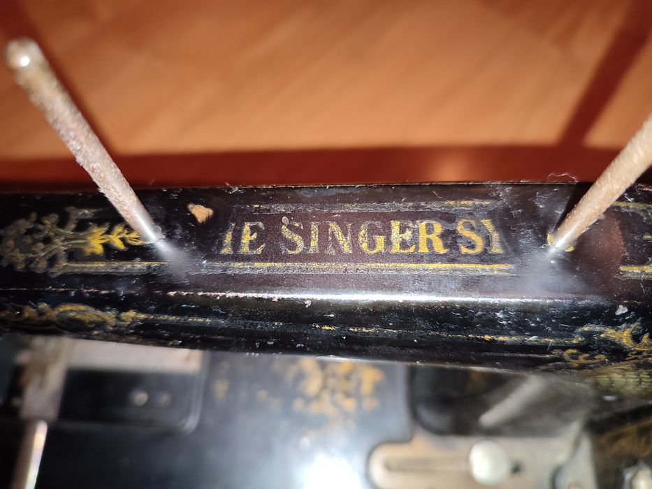 Stara maszyna do szycia firmy "SINGER"