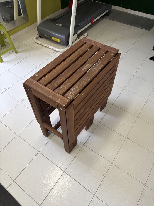 Mesa de jardim em madeira