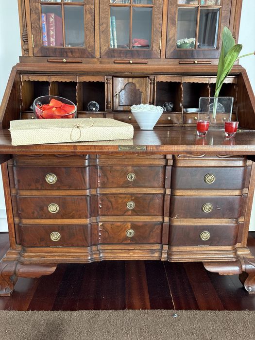 Escrevaninha antiga bem conservada