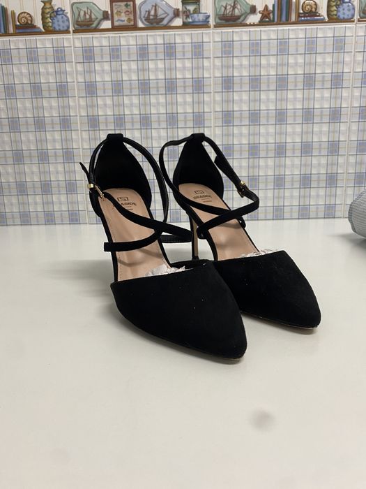 Sapatos pretos stiletto