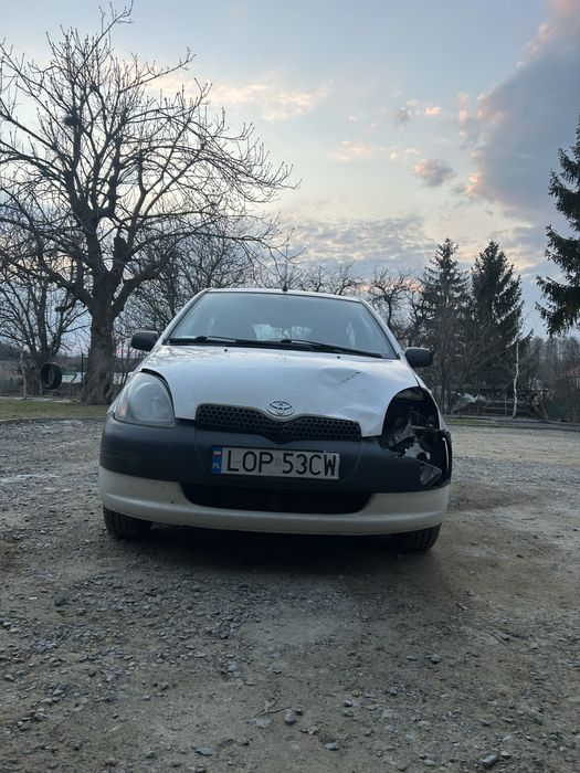 Toyota yaris 2002r. 1.0 LPG, 2 komplety kół. Po kolizji