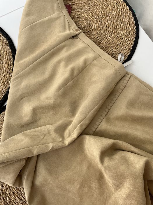 Замшева спідниця міді