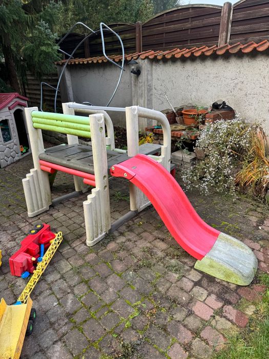 Domek ogrodowy ze zjeżdżalnią smoby