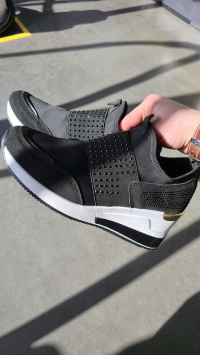 Жіночі кросівки / сліпони