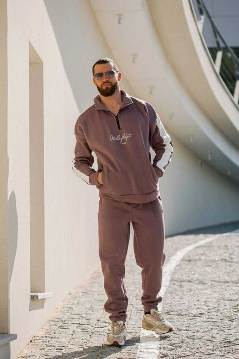 Різні чоловічі костюми на флісі