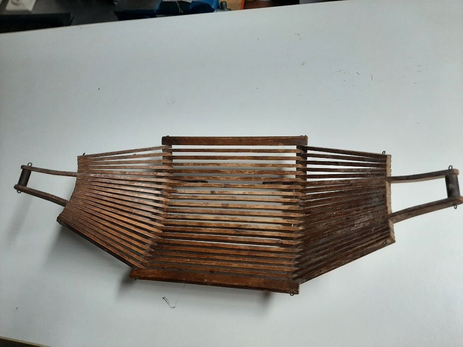 Fruteira antiga em madeira.