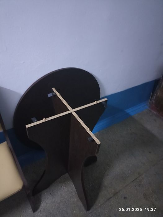 Мягкий куточок на кухню та столик є дефекти