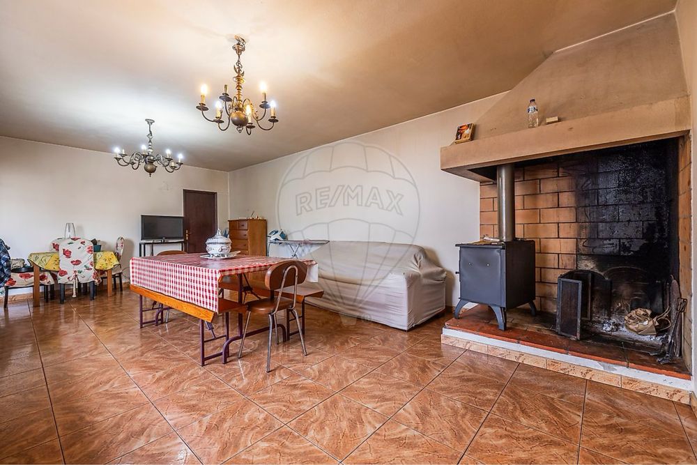 Moradia com Duas Casas Independentes – Oportunidade Imperdível!