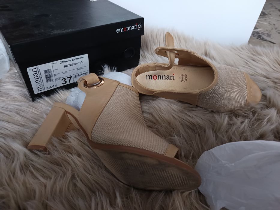 Buty Monnari na słupku