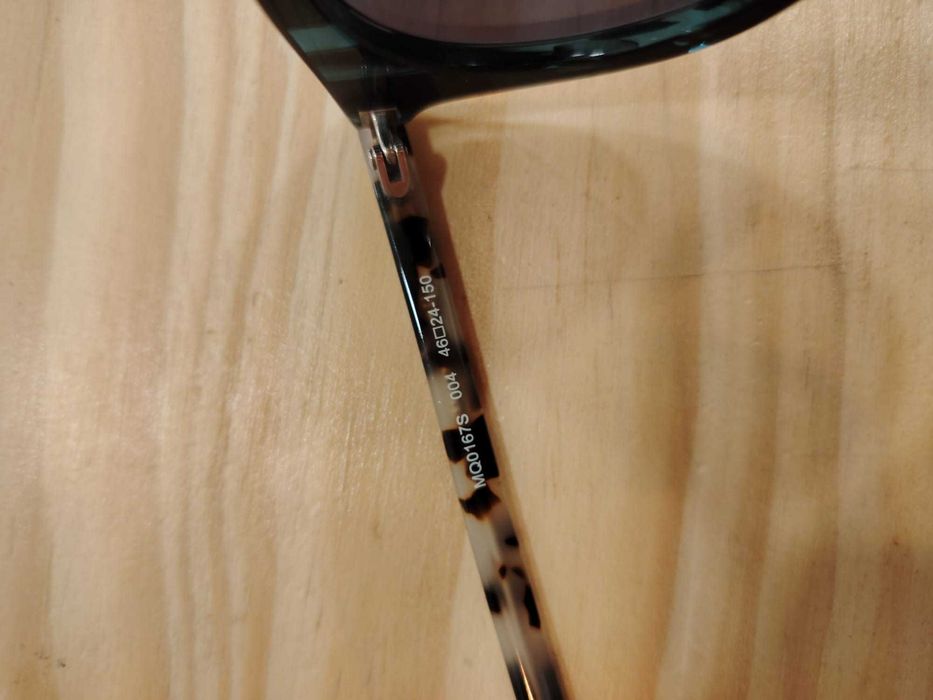 óculos de sol Alexander McQueen únicos irreverentes