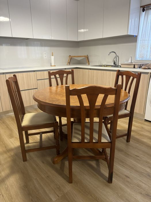 Mesa de jantar com cadeiras