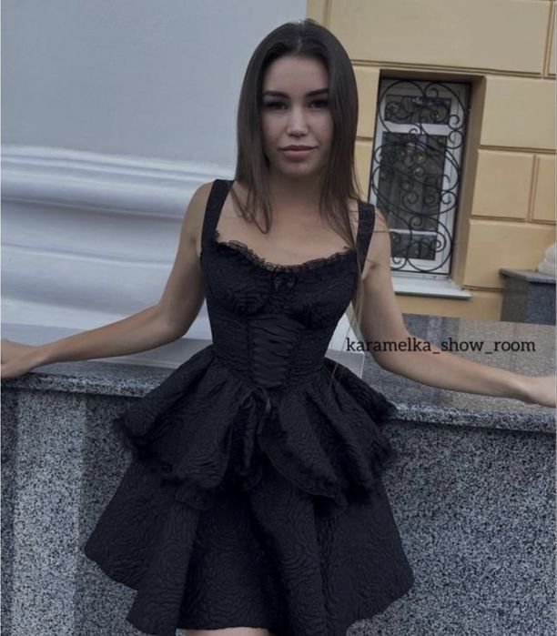 Чорна сукня з корсетним верхом та пишною спідницею