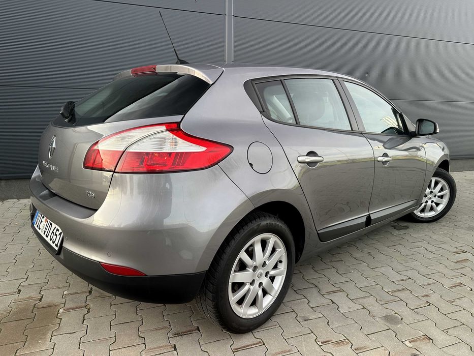 RENAULT MEGANE III 1.4T 130PS Bi-Xenon Keyless Navi PDC 16" EDITION !