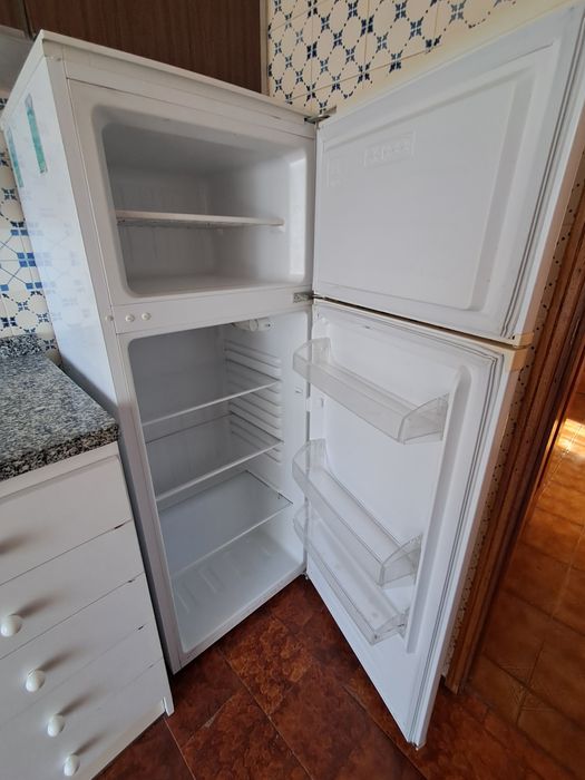 Frigorífico branco com congelador