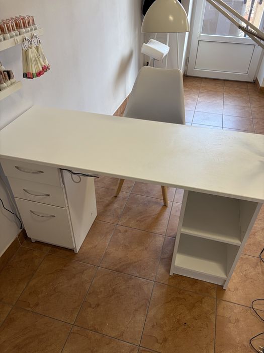Białe biurko z szufladami i półkami kosmetyczne manicure