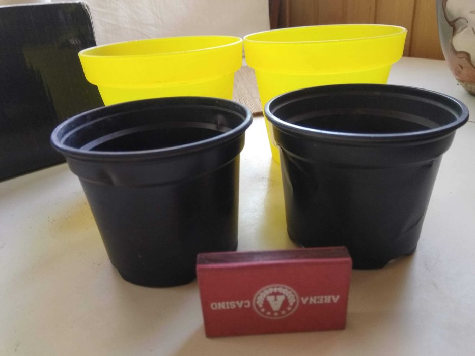 горшок для цветов с желтым кашпо поддоном комплект