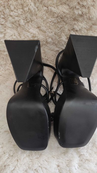 Sandały na stabilnym trójwymiarowym słupku