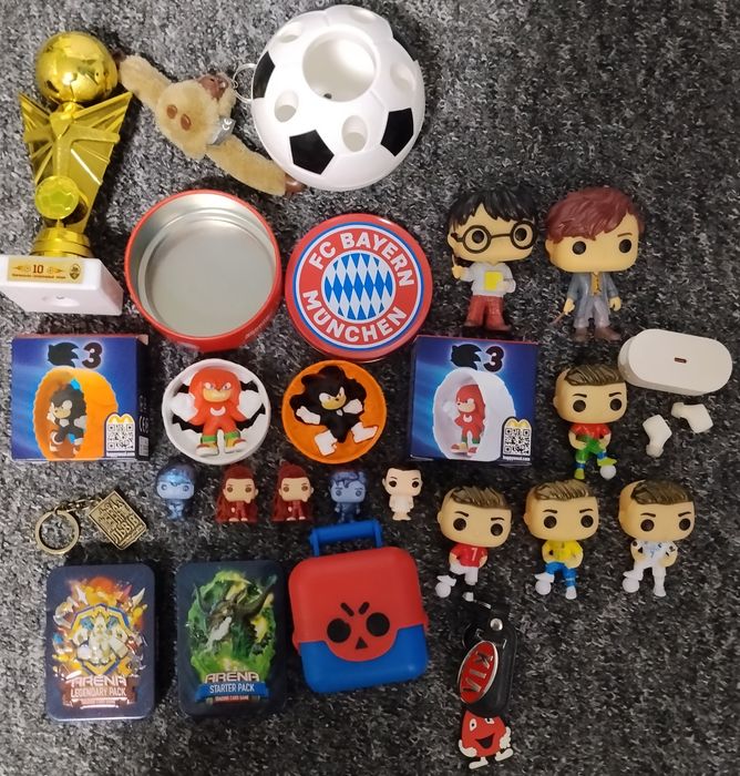 Колекційні фігурки Stranger Things (Kinder Joy), рамки-стенди, кубок та сувеніри