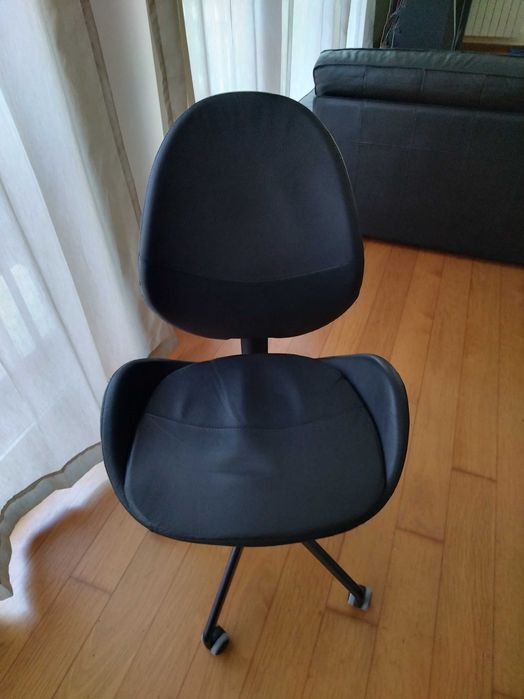 HATTEFJÄLL Cadeira giratória em pele preta