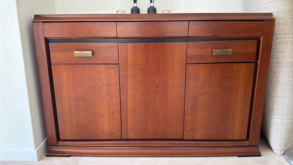 Cómoda feita em madeira cerejeira