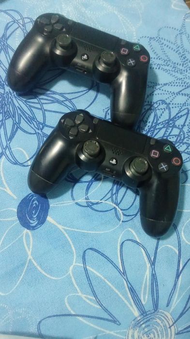 Vendo Playstation 4 com 2 comandos e 7jogos.