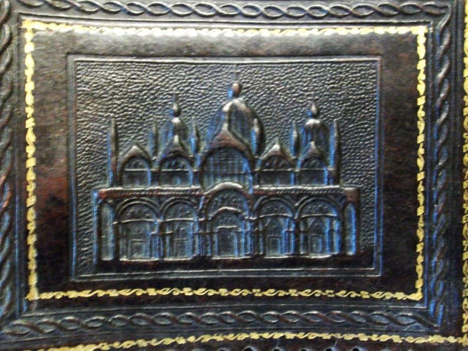 antigo álbum de fotografia em couro com relevo imagem oriental