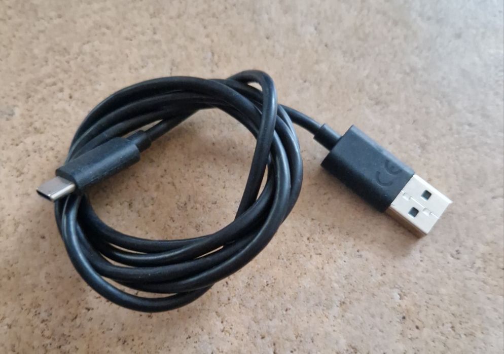 Różne kable do smartfonów, ładowarki, komórki