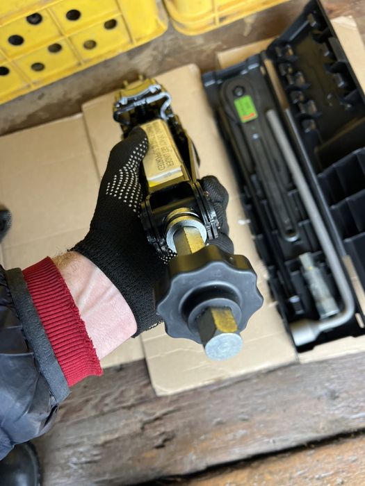 Домкрат мерседес спрінтер А910 комплект з ключами