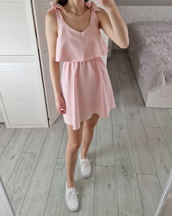 Katniss pudrowa sukienka rozkloszowana z wiązanymi ramiączkami 36