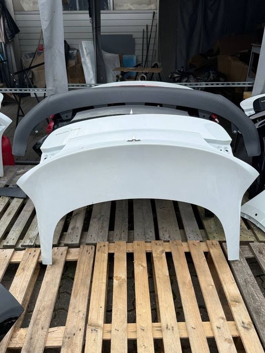 Продам кришку багажнику на Tesla Model 3