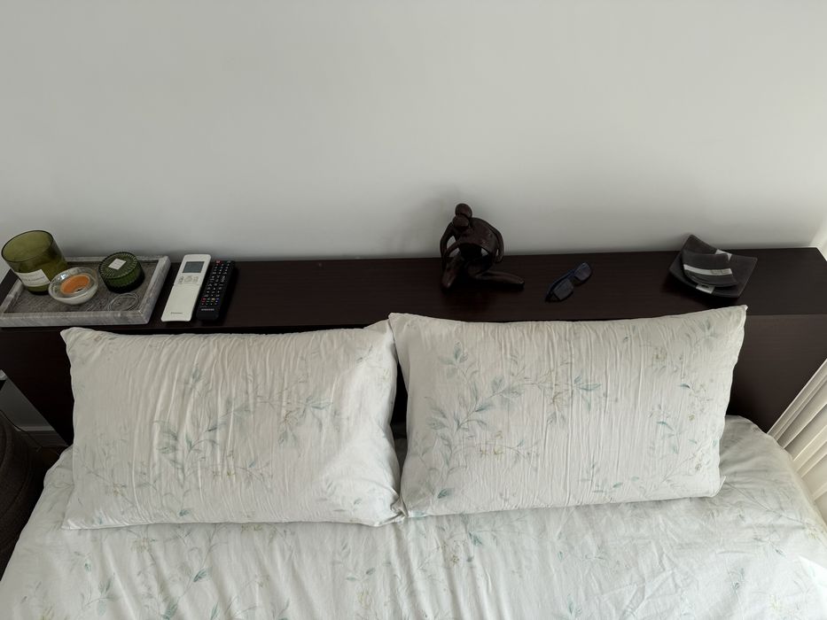 Cama elevatoria e mesas cabeceira