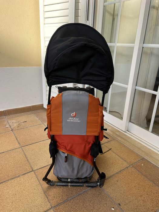 Mochila porta-criança Deuter Kid Aircomfort com capota